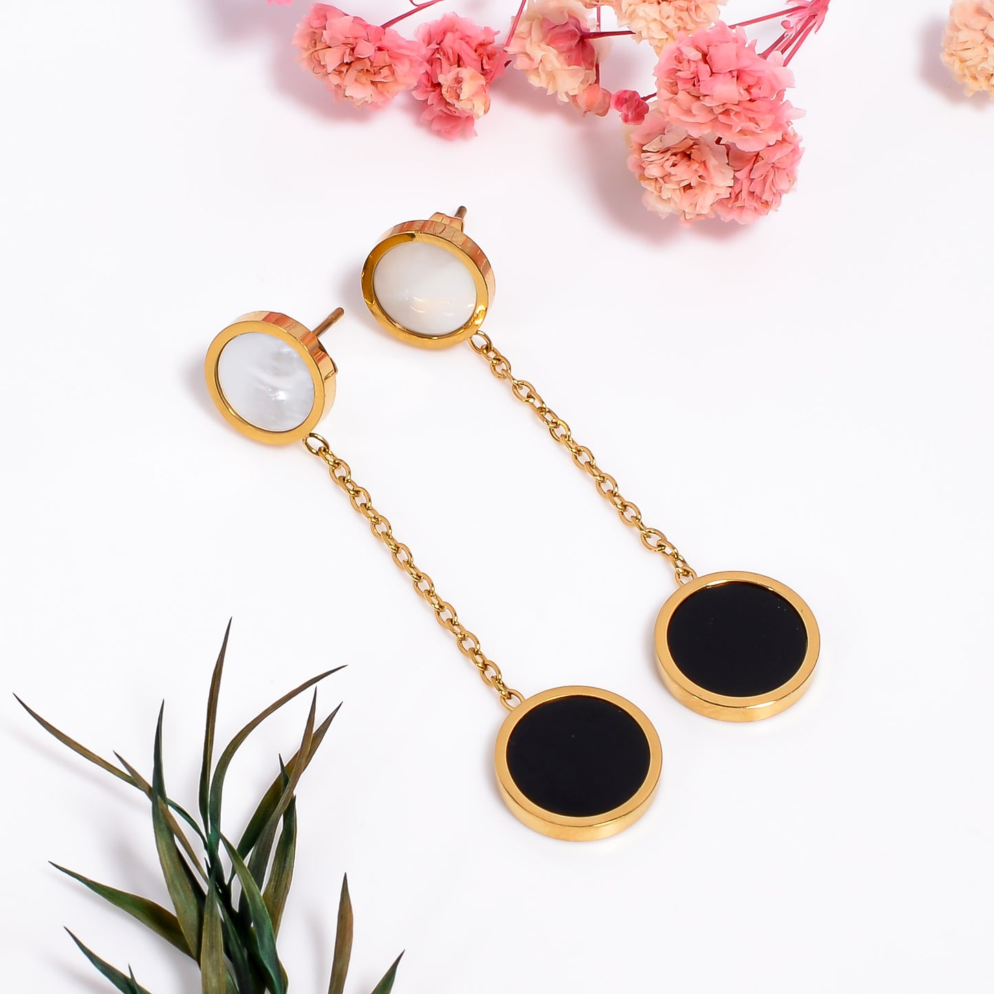 Chain Earrings, Black and White Circle Drop Earrings – Minimal Gold Dangle Earrings for Women, Elegant Everyday Jewelry, Gift for Her